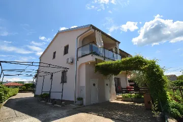 Balcony 1-Bedroom Apartment in Malinska for 4