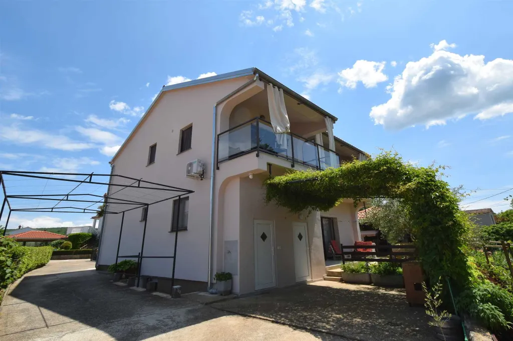 Balcony 1-Bedroom Apartment in Malinska for 4