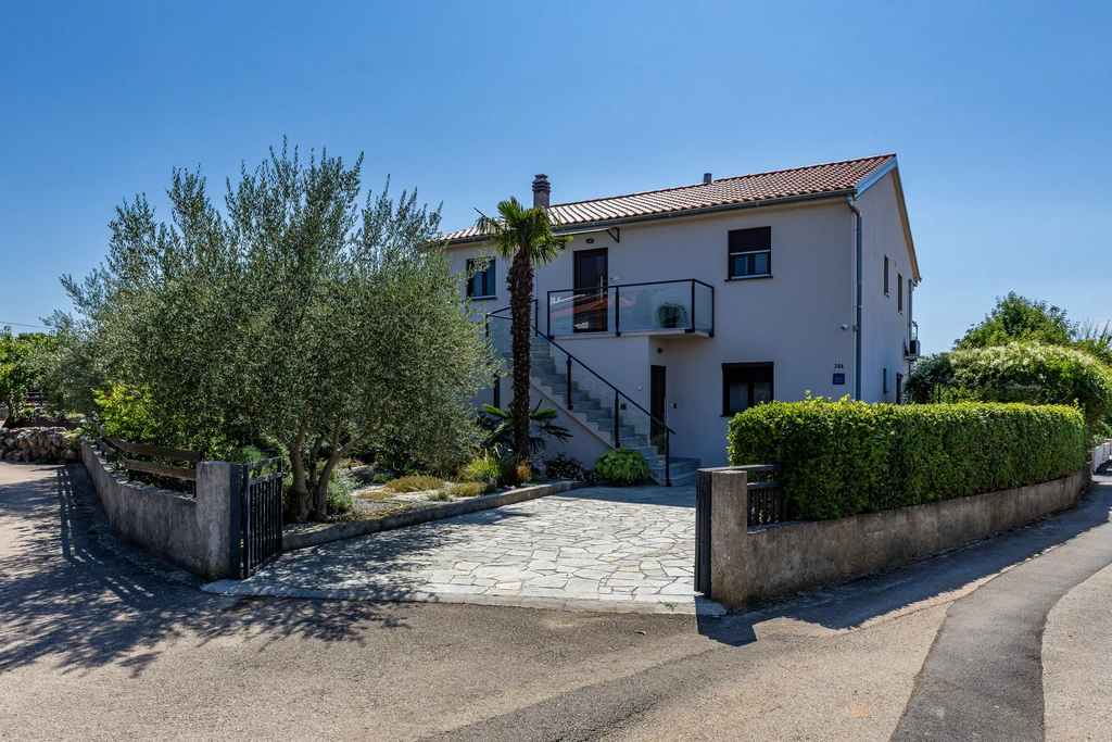 Balcony 1-Bedroom Apartment in Malinska for 4