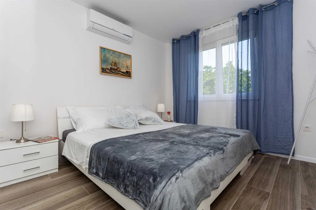 2-Bedroom Apartment with Sea View Balcony in Porat