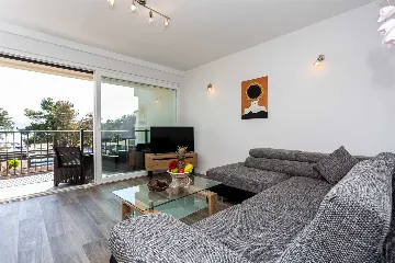 2-Bedroom Apartment with Sea View Balcony in Porat