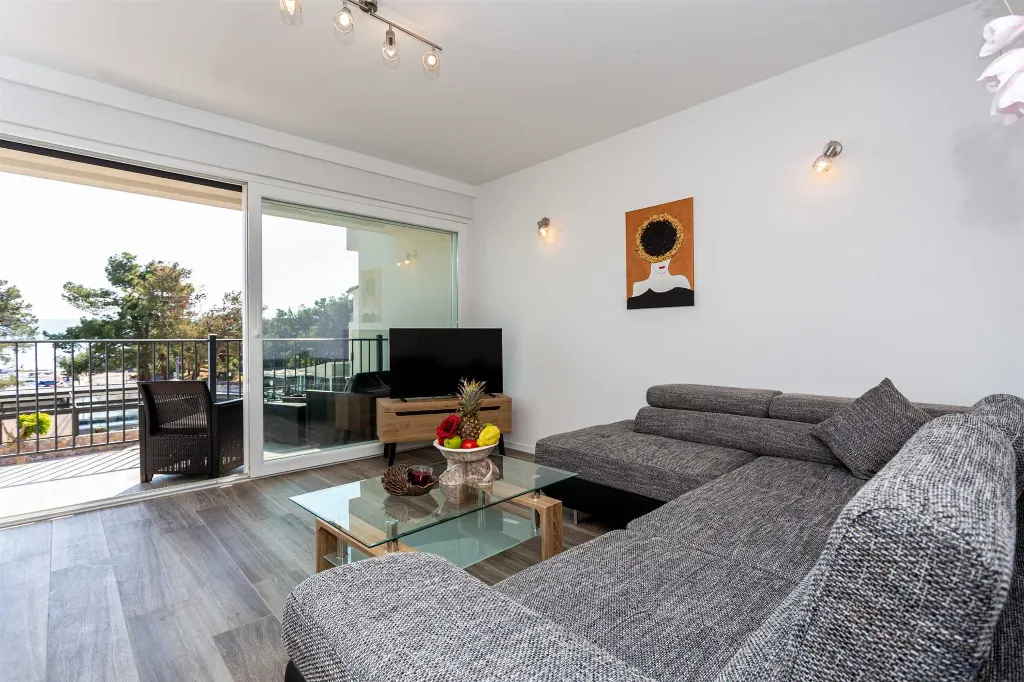 2-Bedroom Apartment with Sea View Balcony in Porat