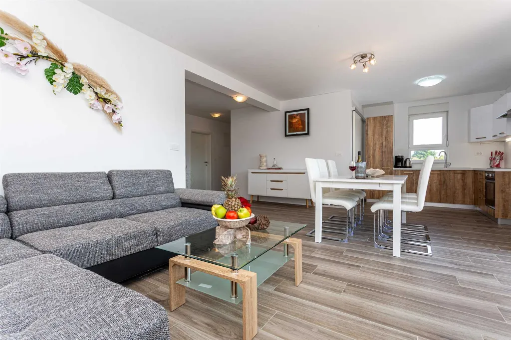 2-Bedroom Apartment with Sea View Balcony in Porat