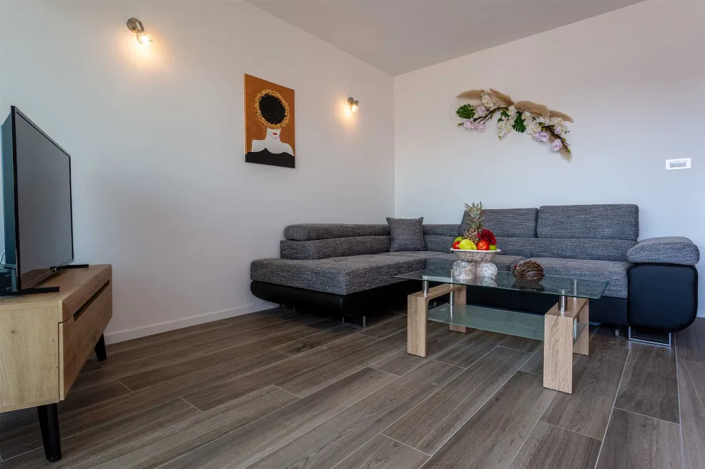 2-Bedroom Apartment with Sea View Balcony in Porat