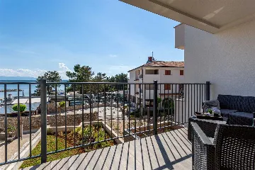 2-Bedroom Apartment with Sea View Balcony in Porat