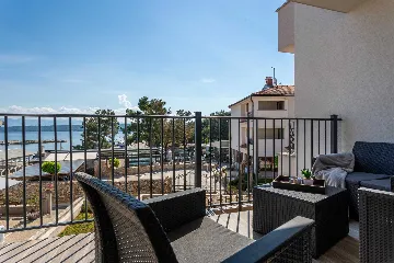 2-Bedroom Apartment with Sea View Balcony in Porat