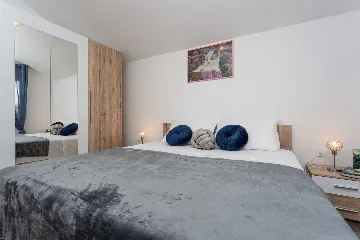 Apartment with Sea View and Balcony in Porat