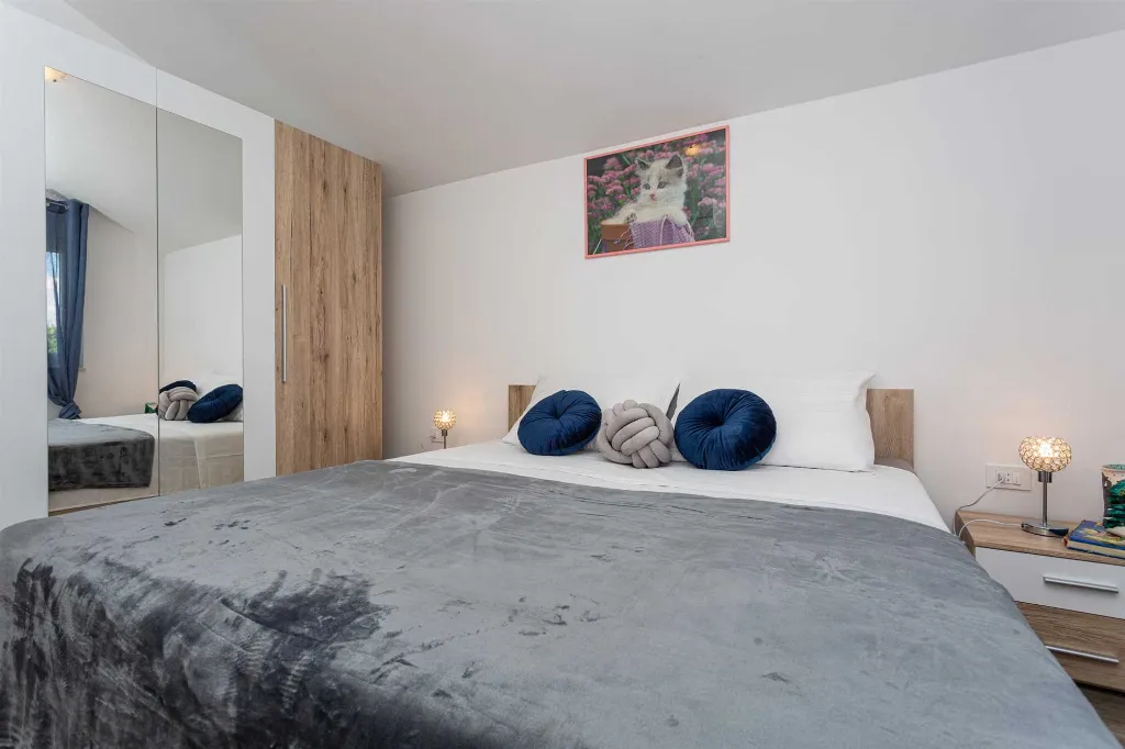Apartment with Sea View and Balcony in Porat