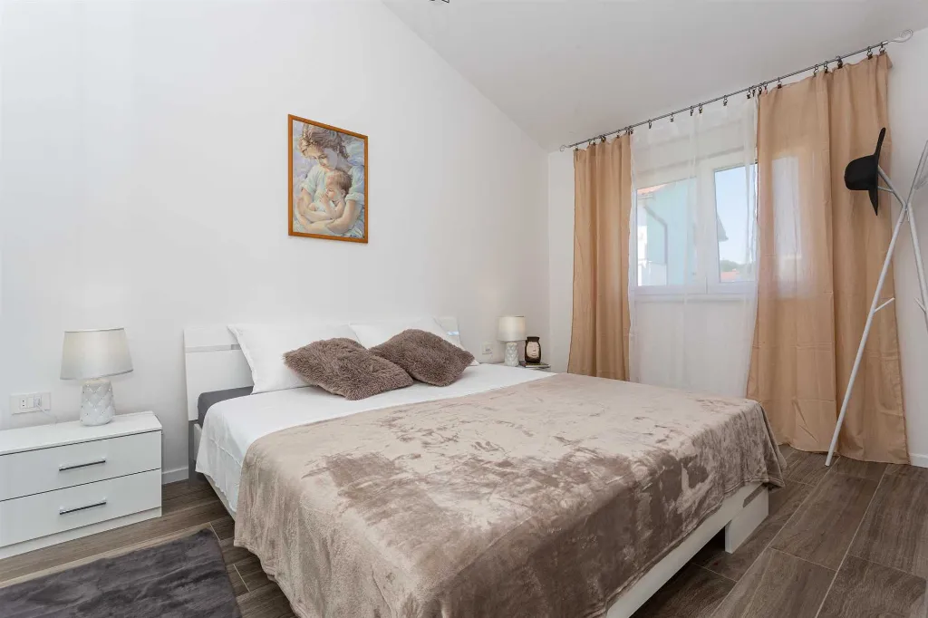 Apartment with Sea View and Balcony in Porat
