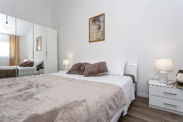 Apartment with Sea View and Balcony in Porat