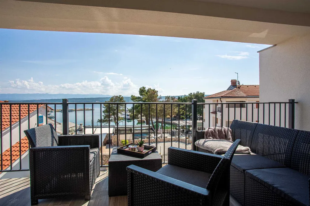 Apartment with Sea View and Balcony in Porat