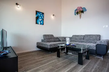 Apartment with Sea View and Balcony in Porat