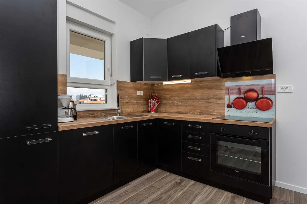 Apartment with Sea View and Balcony in Porat