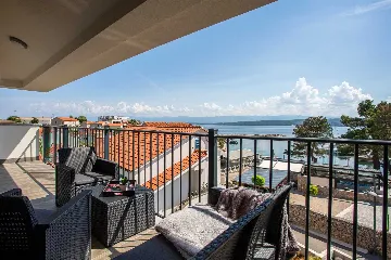 Apartment with Sea View and Balcony in Porat