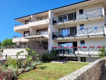 Apartment with Sea View and Balcony in Porat