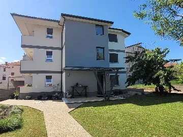 Apartment with Sea View and Balcony in Porat