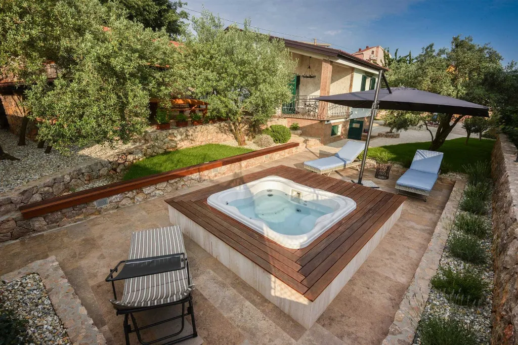 2-Bedroom Villa with Hot Whirlpool in Punat