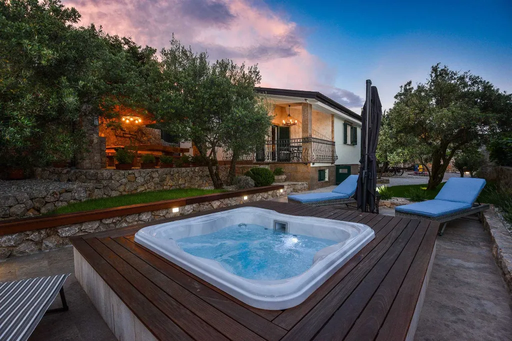 2-Bedroom Villa with Hot Whirlpool in Punat