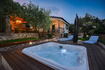 2-Bedroom Villa with Hot Whirlpool in Punat