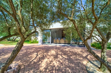 Villa in Linardići for Up to 12 Guests