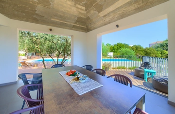 Villa in Linardići for Up to 12 Guests