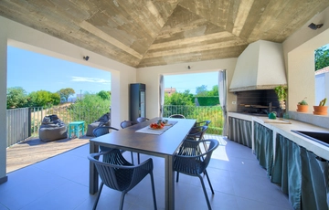 Villa in Linardići for Up to 12 Guests