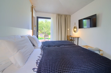 Villa in Linardići for Up to 12 Guests