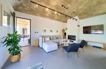 Villa in Linardići for Up to 12 Guests