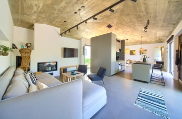 Villa in Linardići for Up to 12 Guests