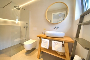 Villa in Linardići for Up to 12 Guests