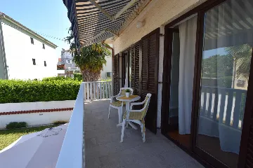 Porat Apartment for 4 Guests with Balcony & Terrace