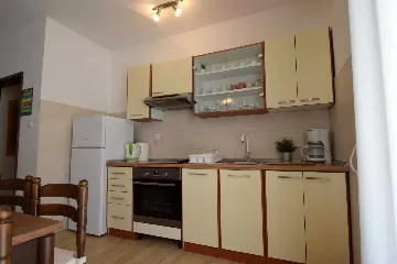 Porat Apartment for 4 Guests with Balcony & Terrace