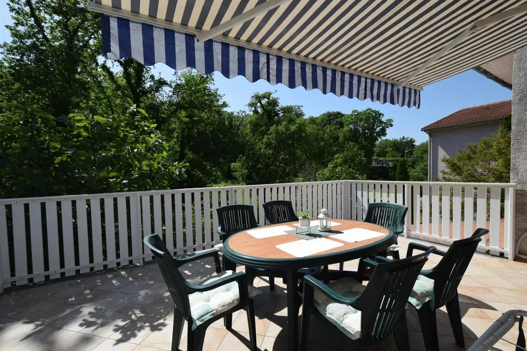 Porat Apartment for 4 Guests with Balcony & Terrace