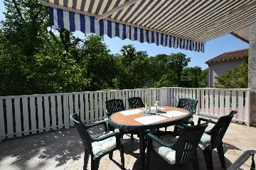 Porat Apartment for 4 Guests with Balcony & Terrace