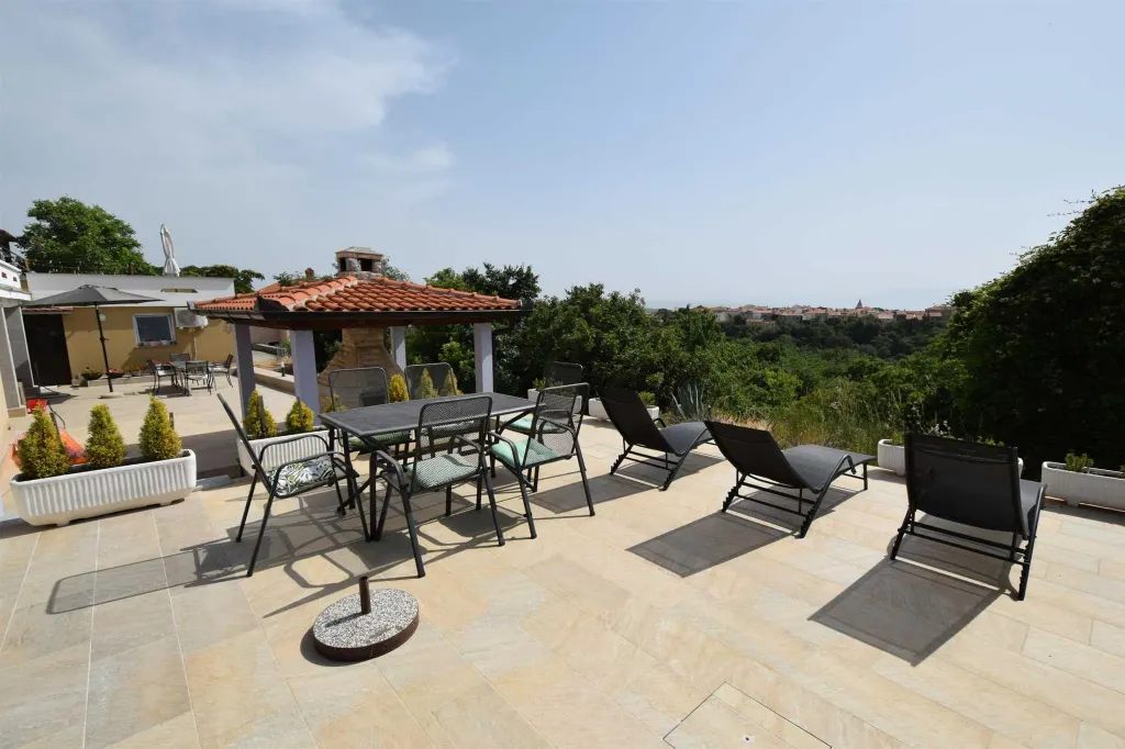 Ground-Floor Apartment in Omišalj for 4 Guests
