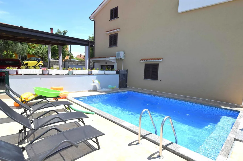 3-Bedroom Apartment in Omišalj with Shared Pool