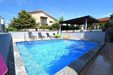 3-Bedroom Apartment in Omišalj with Shared Pool