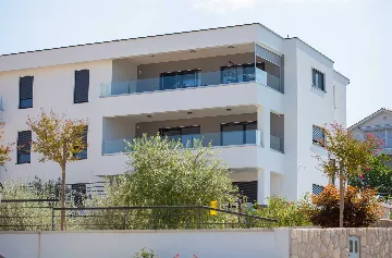 3-Bedroom Air-Conditioned Apartment with Sea View in Malinska