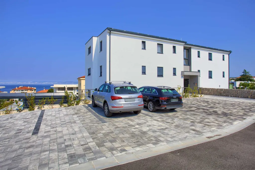 3-Bedroom Air-Conditioned Apartment with Sea View in Malinska
