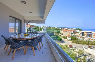 3-Bedroom Air-Conditioned Apartment with Sea View in Malinska