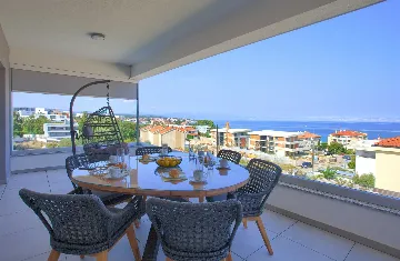 3-Bedroom Air-Conditioned Apartment with Sea View in Malinska