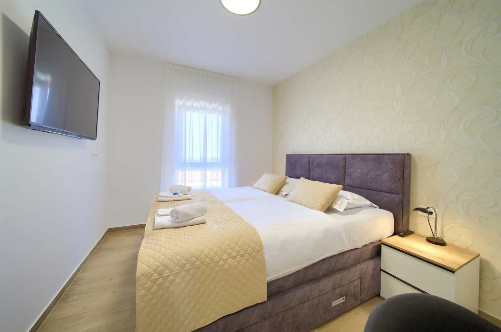 3-Bedroom Air-Conditioned Apartment with Sea View in Malinska