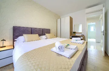 3-Bedroom Air-Conditioned Apartment with Sea View in Malinska