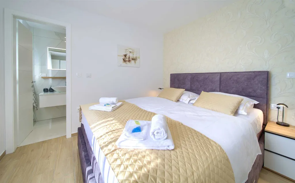 3-Bedroom Air-Conditioned Apartment with Sea View in Malinska