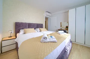 3-Bedroom Air-Conditioned Apartment with Sea View in Malinska