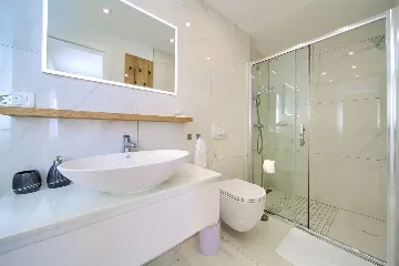 3-Bedroom Air-Conditioned Apartment with Sea View in Malinska