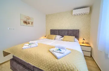 3-Bedroom Air-Conditioned Apartment with Sea View in Malinska