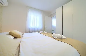 3-Bedroom Air-Conditioned Apartment with Sea View in Malinska