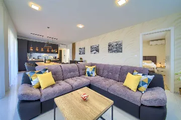 3-Bedroom Air-Conditioned Apartment with Sea View in Malinska