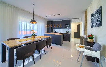 3-Bedroom Air-Conditioned Apartment with Sea View in Malinska